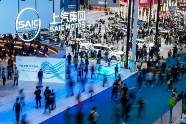 破晓之声:上汽新年贺词中的改革新象与时代回响